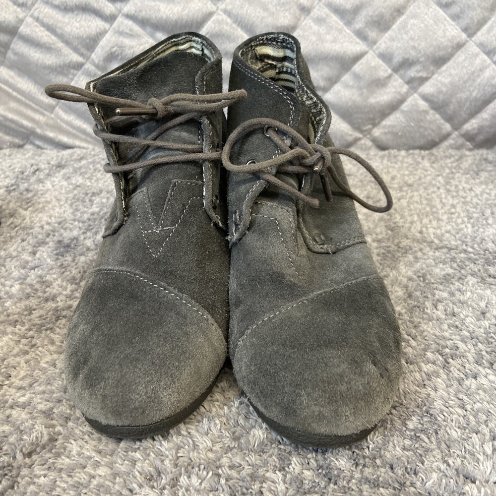 Toms Shoes Women's 8 Gray Ankle‎ Boots Suede Lace Up Wedge Booties Perforated